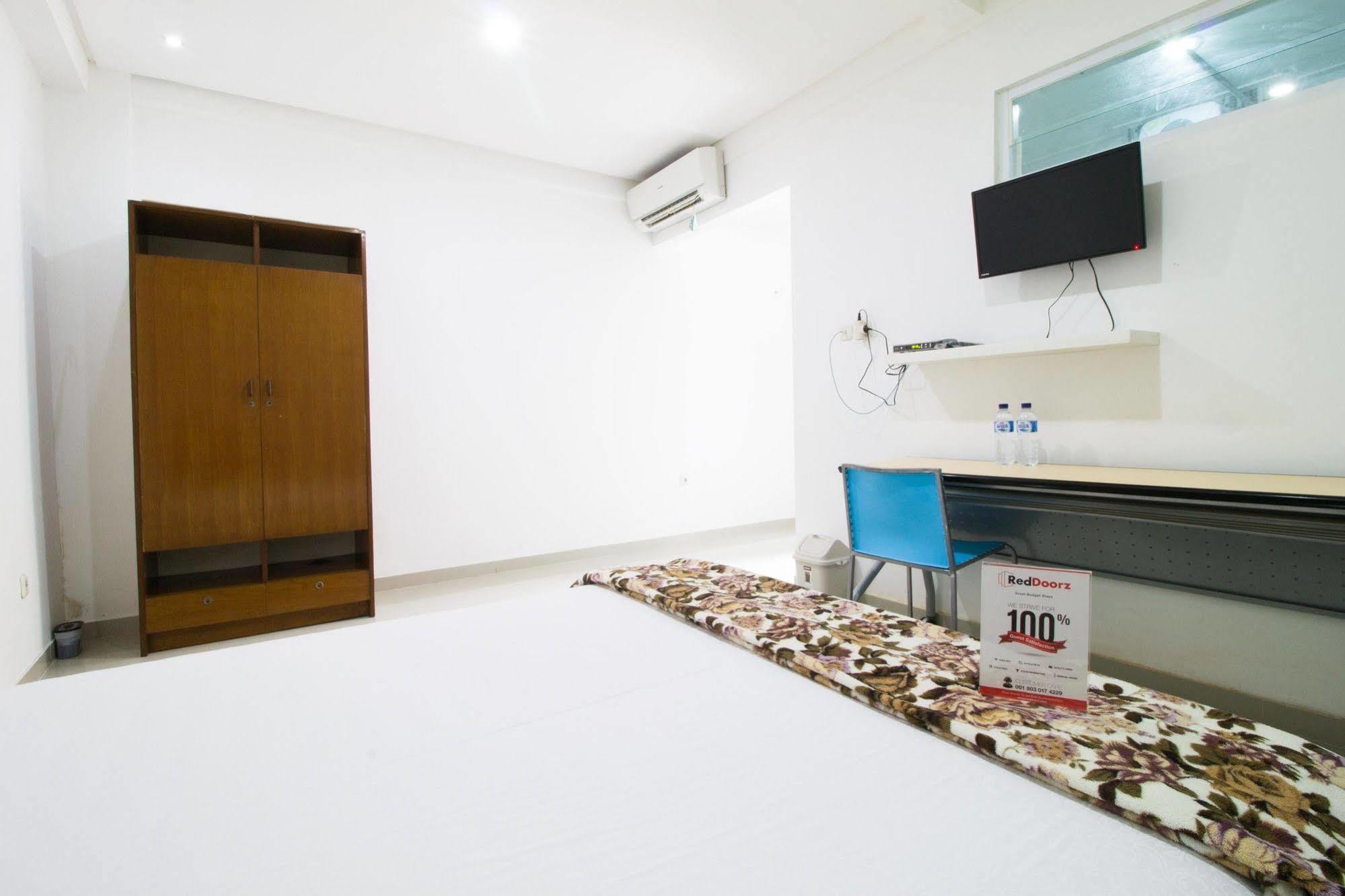 Reddoorz @ Pulomas Hotel Jakarta Exterior photo