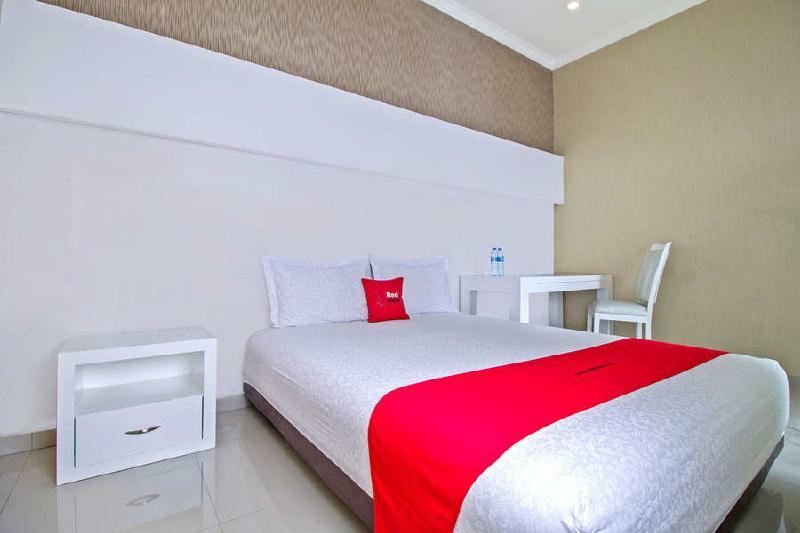 Reddoorz @ Pulomas Hotel Jakarta Exterior photo